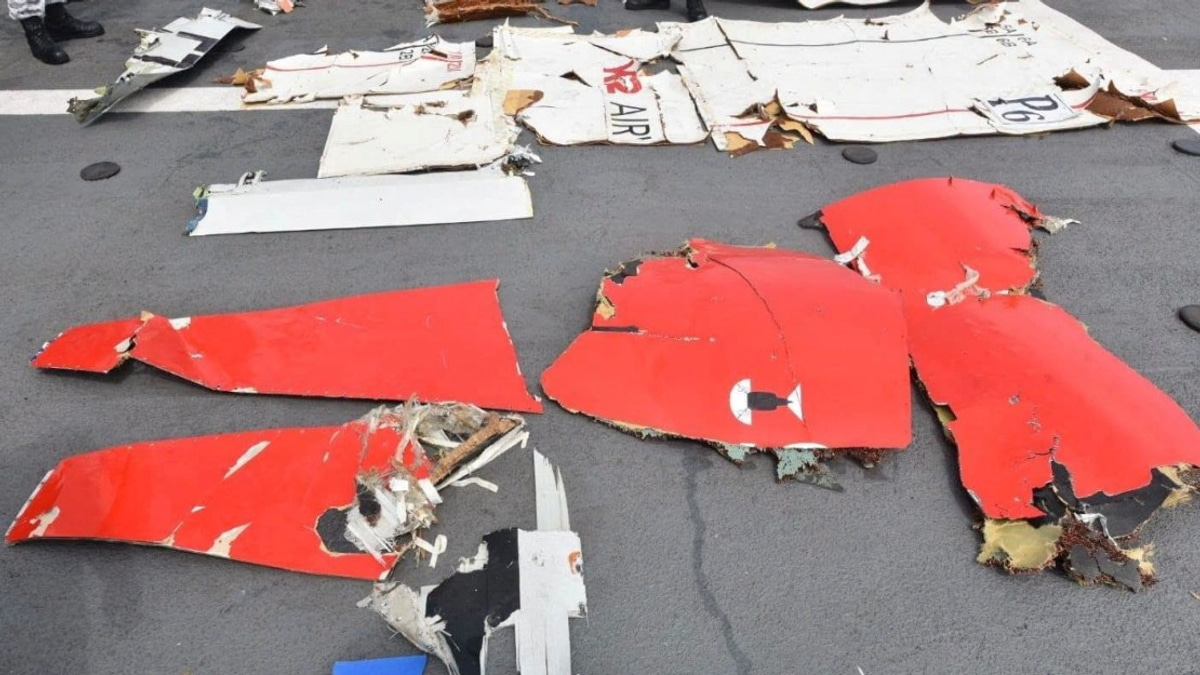 Pakistani Navy Recovers Cargo Plane Debris, Five Crew Members Still Missing