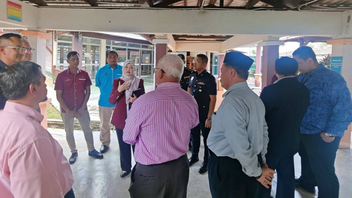 Education Minister Visits Banting School After Student Stabbing Incident