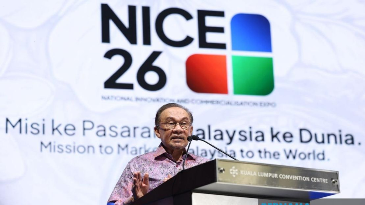 PM Anwar Calls for End to Outdated Bureaucracy Blocking Innovation and Tech Advancement