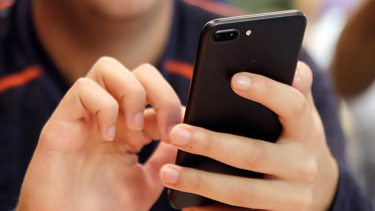 Digital Strain Takes Toll: How Malaysians Can Protect Their Hands from Smartphone Injuries