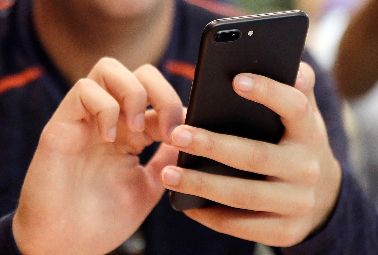 Digital Strain Takes Toll: How Malaysians Can Protect Their Hands from Smartphone Injuries