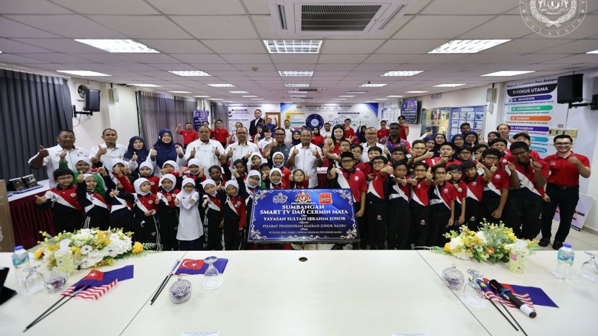 Johor Foundation Equips Schools With Smart TVs and Free Spectacles for 2,000 B40 Students