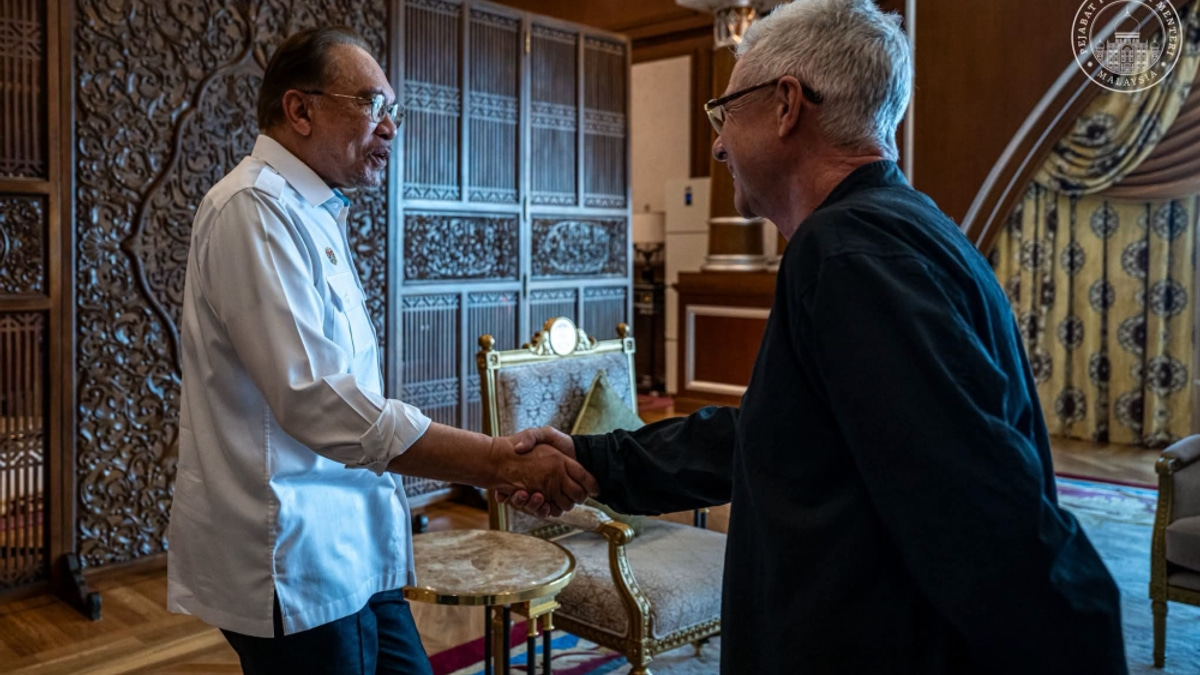 Anwar meets Singapore Grand Prix chief to discuss Formula 1 return to Sepang