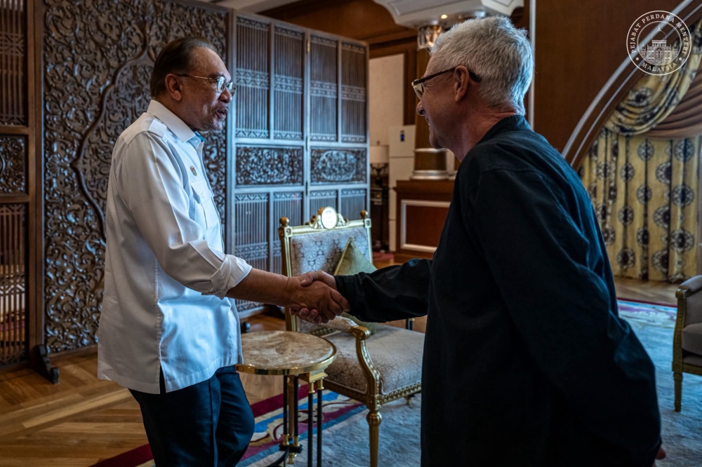 Anwar meets Singapore Grand Prix chief to discuss Formula 1 return to Sepang