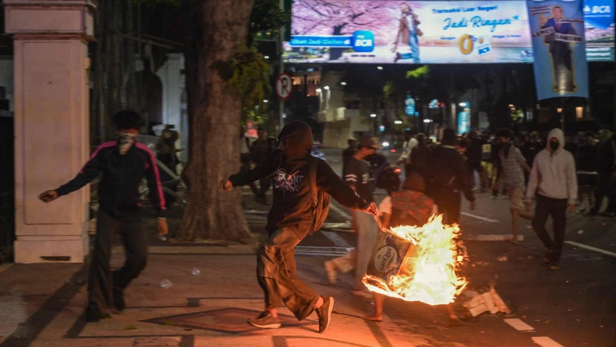 Indonesian Police Arrest Dozens Following Anti-Government Rally in Surabaya