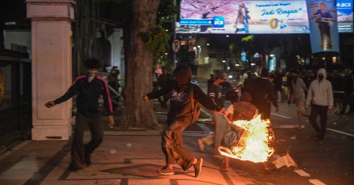 Indonesian Police Arrest Dozens Following Anti-Government Rally in Surabaya