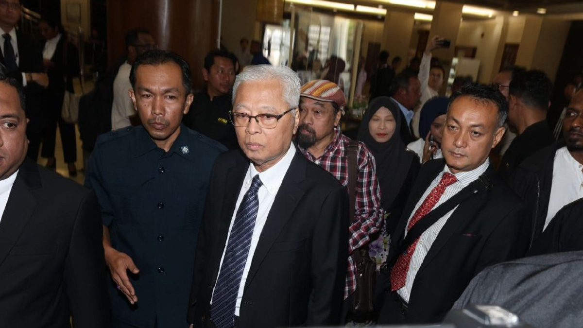 Former PM Ismail Sabri Enters Court for Asset Declaration Charge