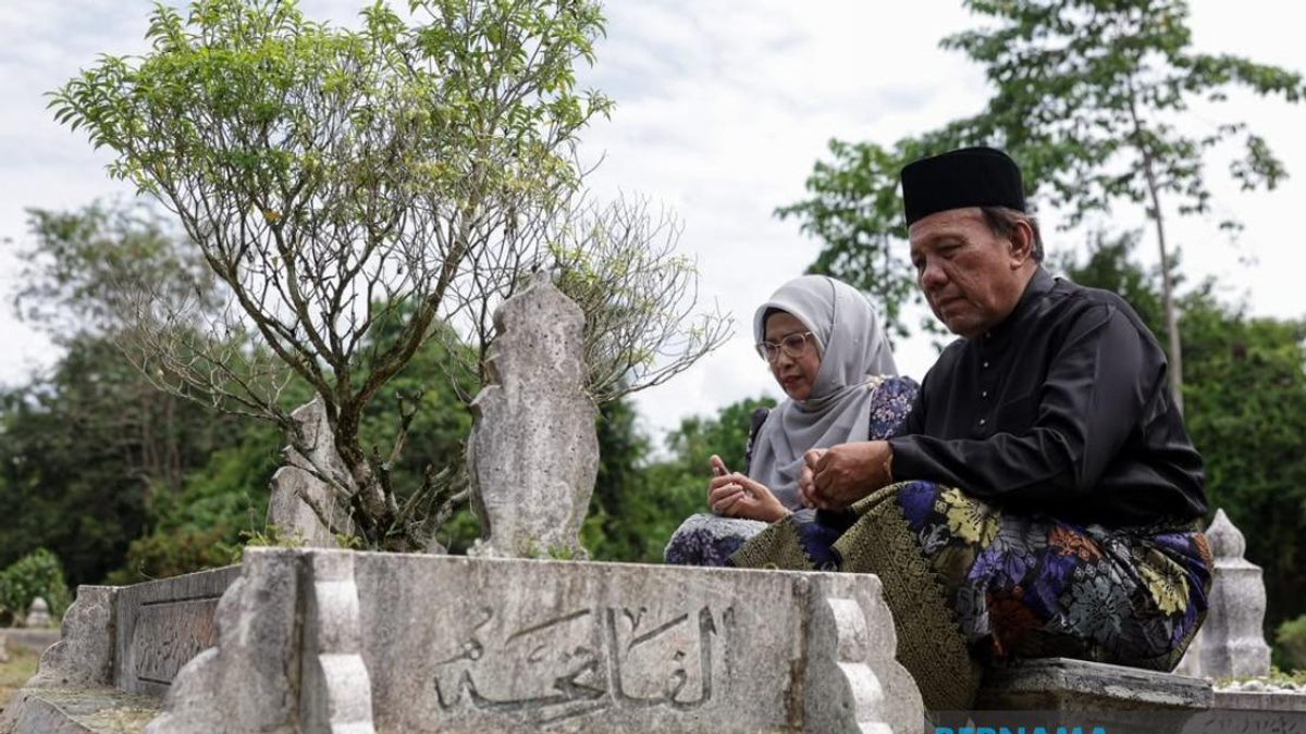 New Negeri Sembilan MB Pays Respects at Parents' Graves Following Oath-Taking
