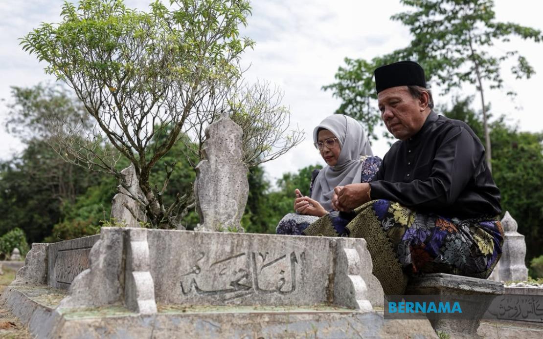 New Negeri Sembilan MB Pays Respects at Parents' Graves Following Oath-Taking