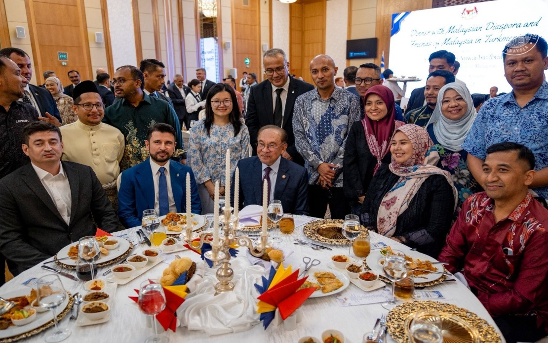 PM Anwar Meets Malaysian Diaspora During Turkmenistan Visit
