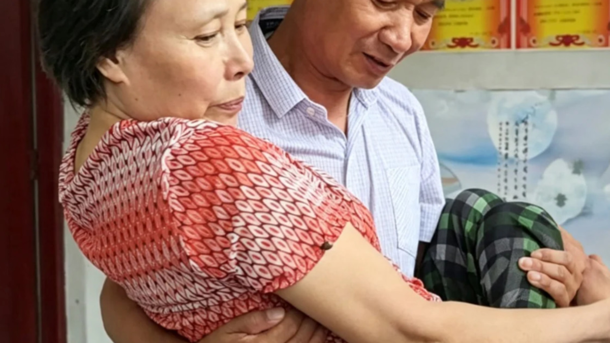A quarter-century of devotion: Chinese husband's unwavering care for paraplegic wife moves millions