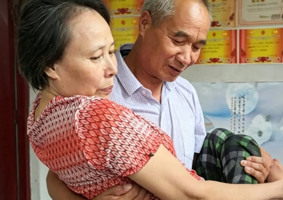A quarter-century of devotion: Chinese husband's unwavering care for paraplegic wife moves millions