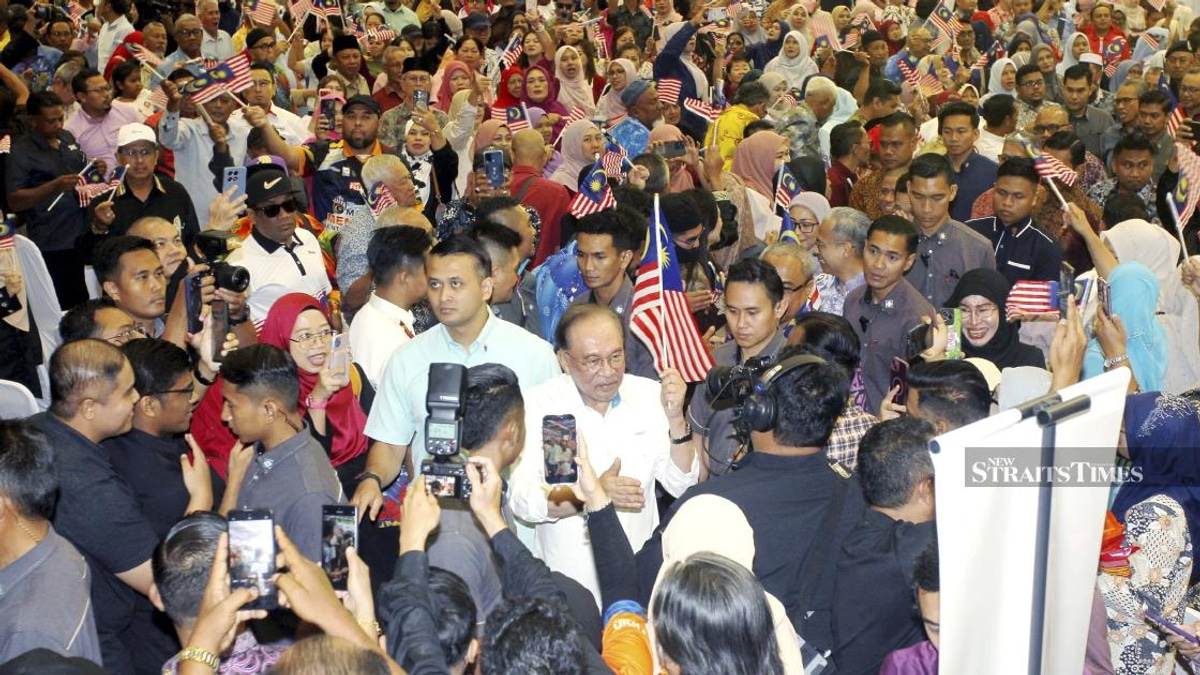 Ministers must resign if they attack coalition partners, Anwar warns