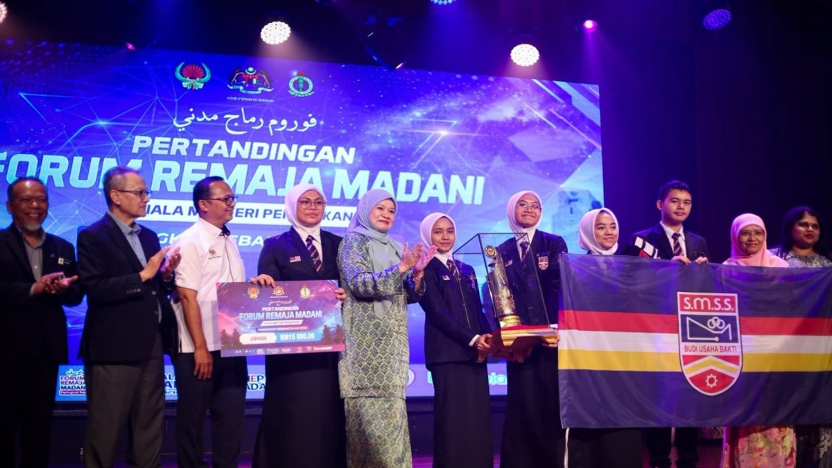 Education Minister Fadhlina Calls for Critical Thinking and Respectful Debate Among Youth