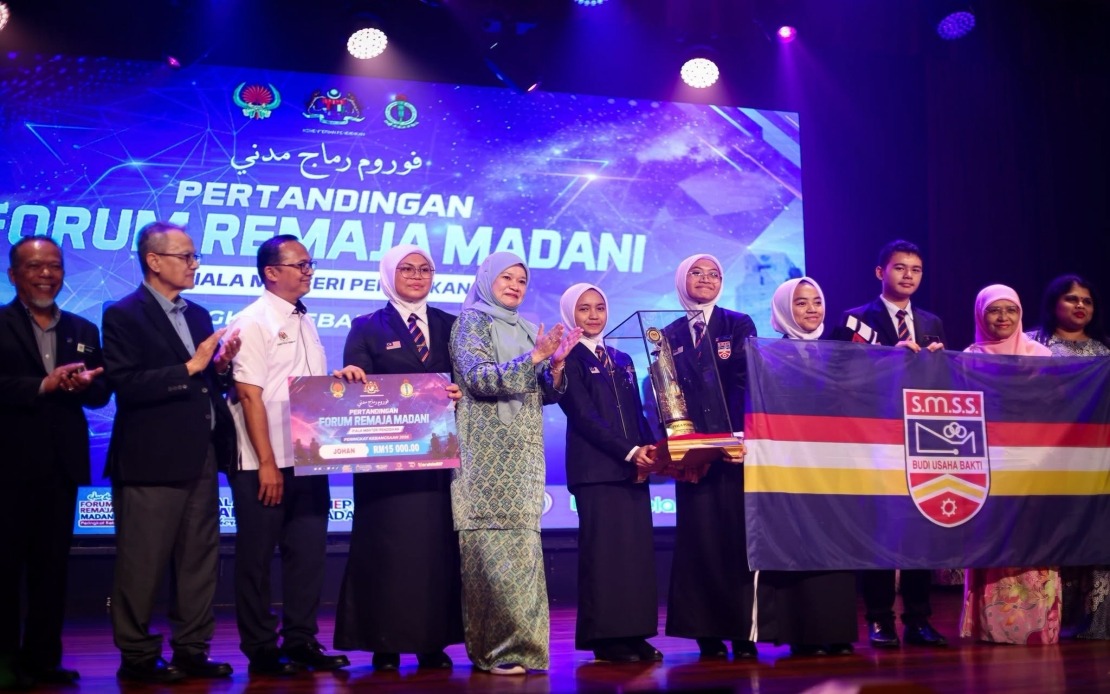 Education Minister Fadhlina Calls for Critical Thinking and Respectful Debate Among Youth
