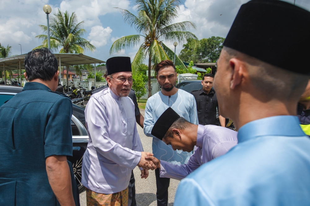 Despite Strong Q2 GDP Growth, Anwar Acknowledges Persistent Hardship Facing Malaysians and Small Businesses