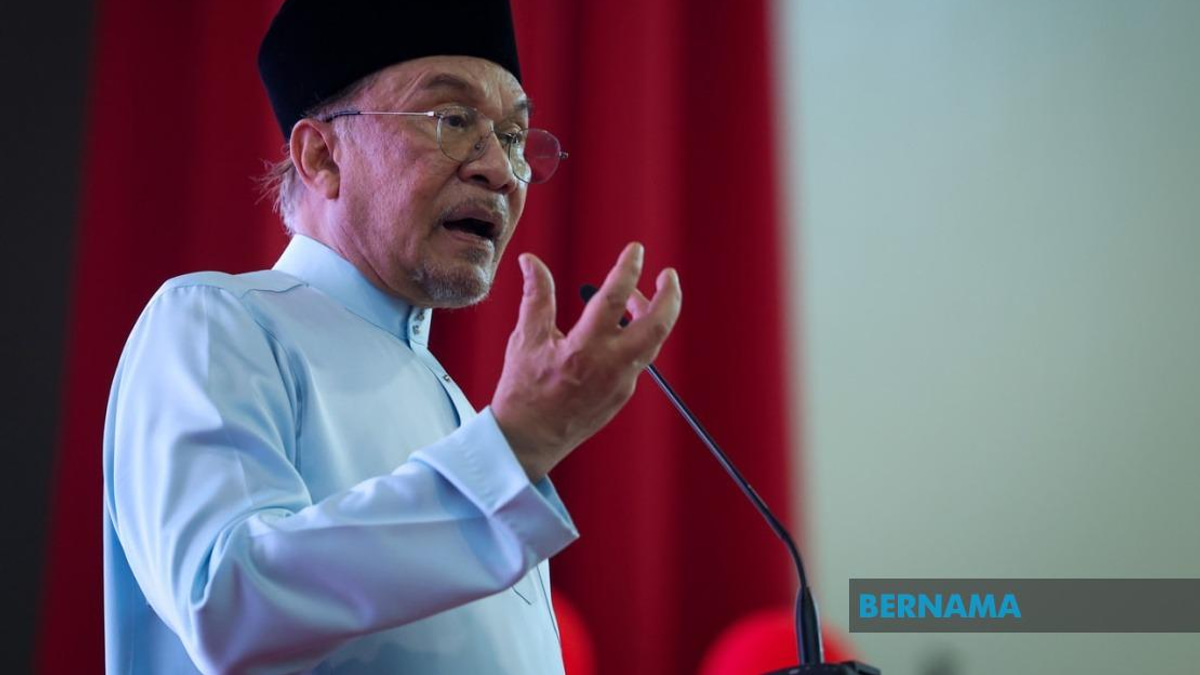 Anwar Blocks Felda Hotel Sale at 60m Pound Loss, Orders Full Investigation