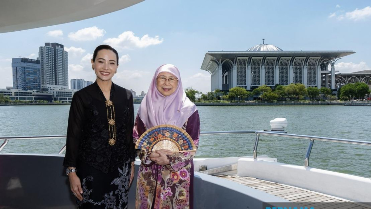 Thai PM's Wife Explores Putrajaya's Landmarks During Lake Cruise
