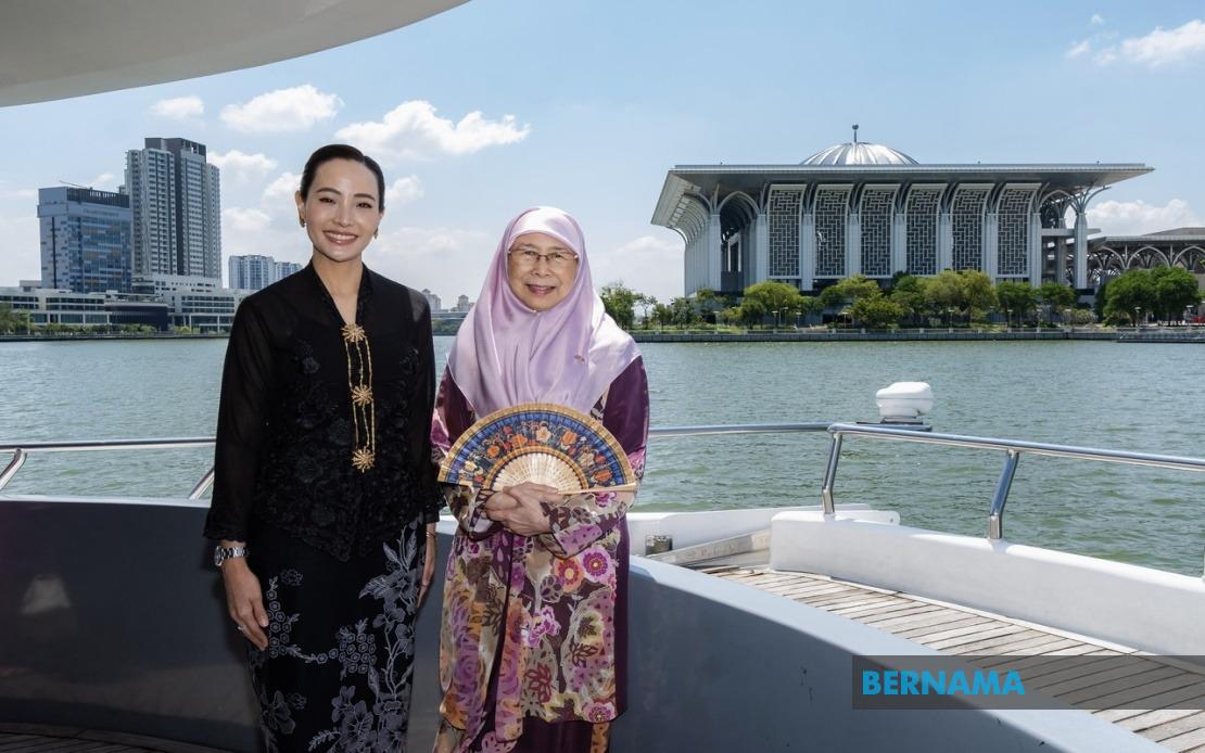 Thai PM's Wife Explores Putrajaya's Landmarks During Lake Cruise