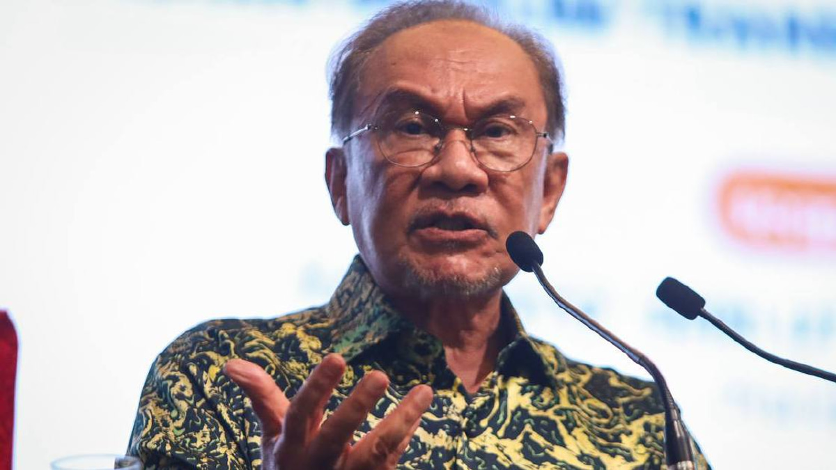 Anwar rejects Sanusi's 'Tanah Melayu' remarks, says Malaysia must embrace all citizens