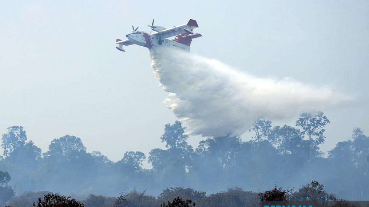 Massive Peatland Fire Ravages Betong as Water-Bombing Ops Control Lundu Blaze