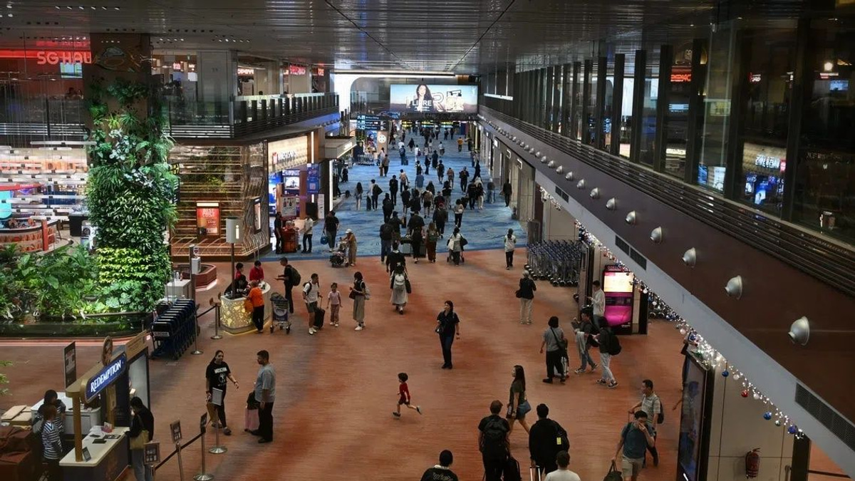 Australian and American men arrested for perfume thefts at Changi Airport