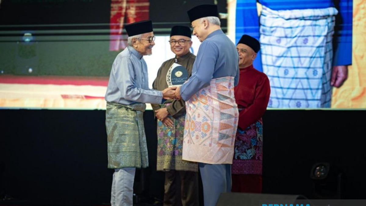 Veteran Director Rahim Razali Honoured as Media Icon at Perak Maulidur Rasul Awards