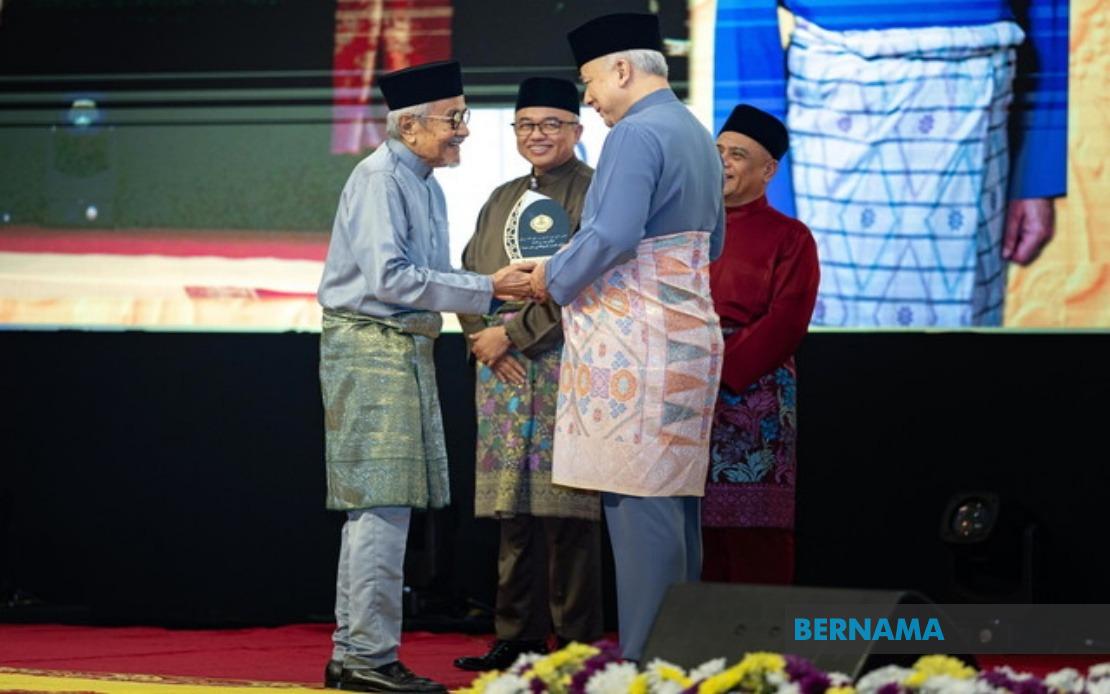 Veteran Director Rahim Razali Honoured as Media Icon at Perak Maulidur Rasul Awards