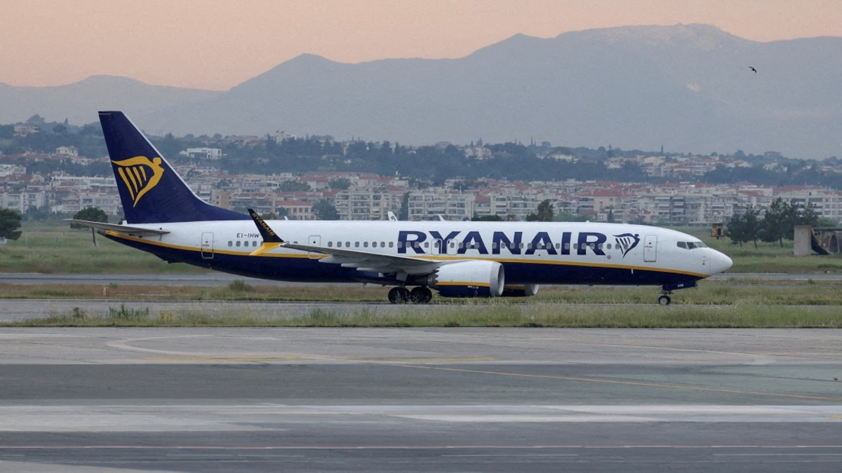 Rapid Decompression Incident Forces Ryanair Flight to Emergency Return in Greece