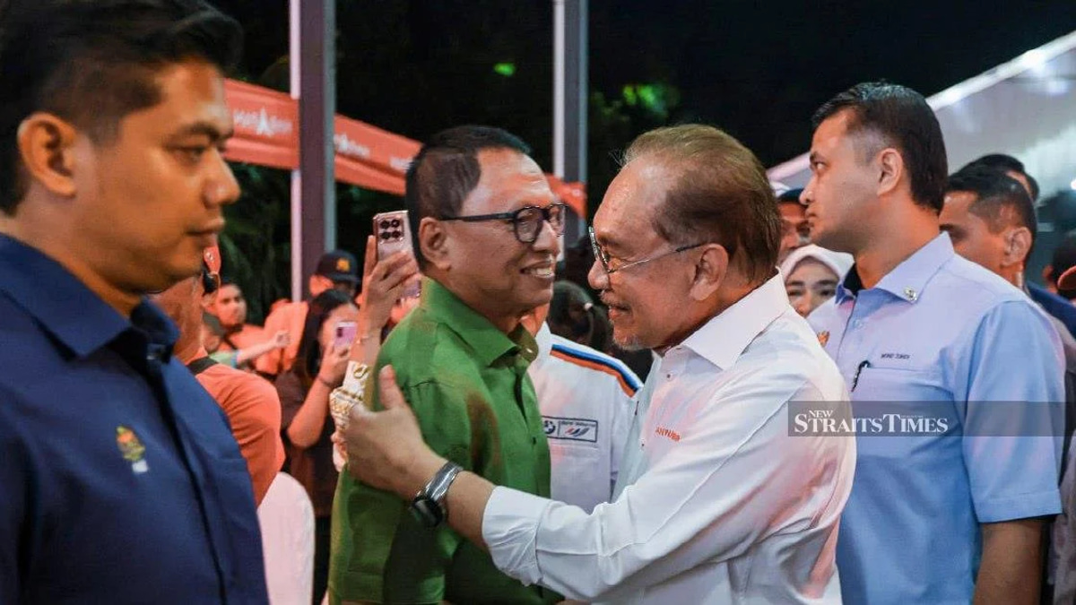 Rafizi quips that Puad has traded Umno affiliation for PKR after Anwar embrace