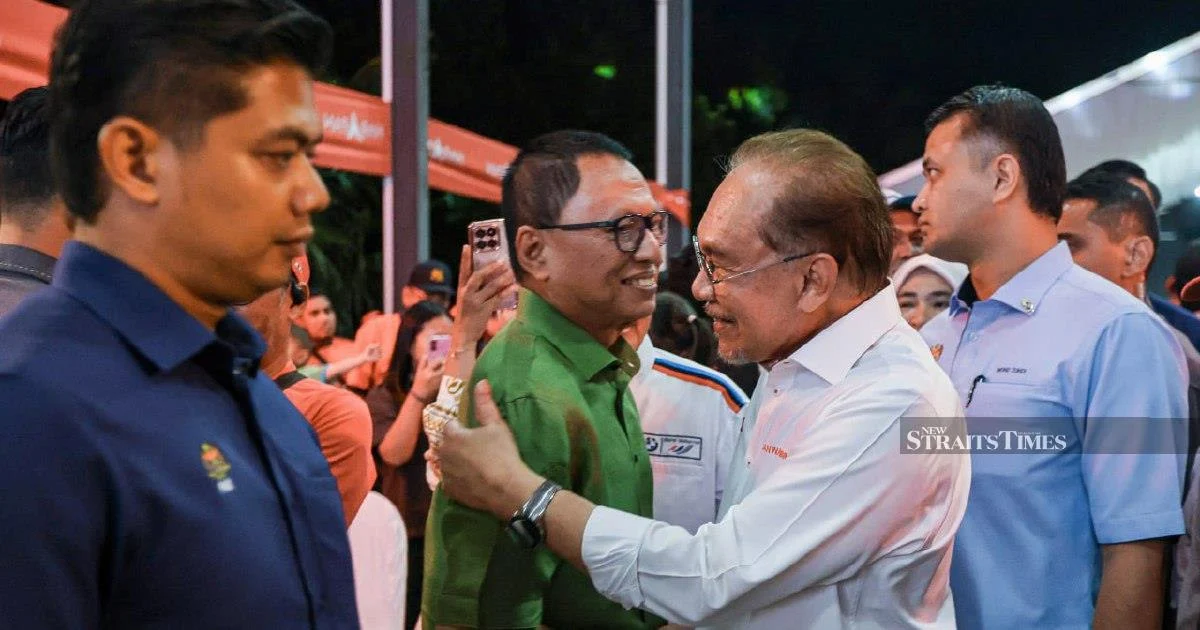 Rafizi quips that Puad has traded Umno affiliation for PKR after Anwar embrace