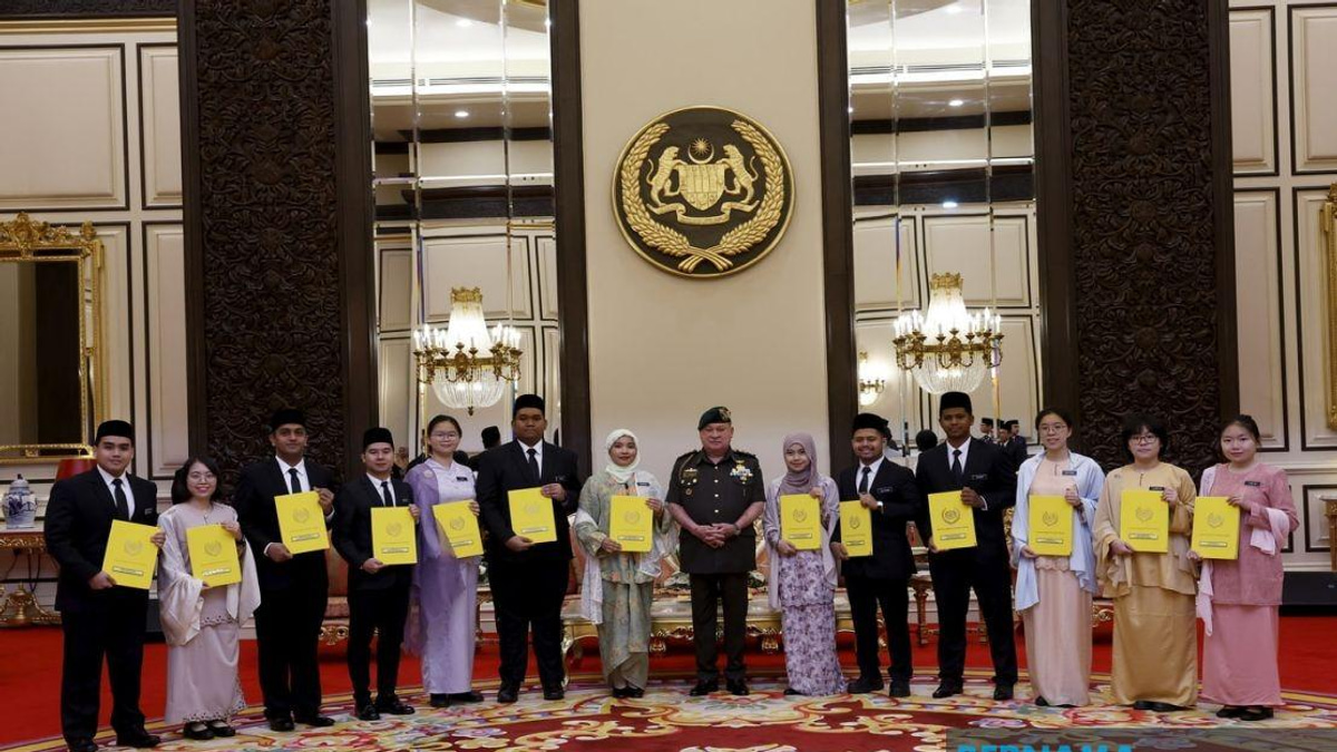 King Confers BYDPA Scholarships on 14 High-Achieving Students