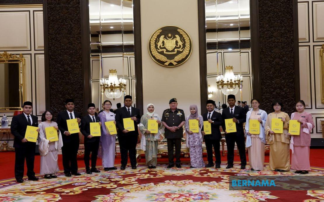 King Confers BYDPA Scholarships on 14 High-Achieving Students