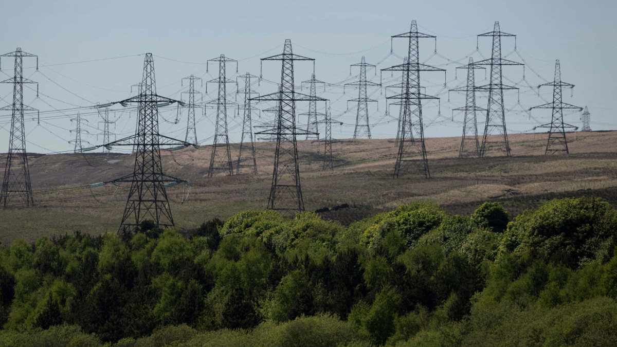 Britain's New PM Andy Burnham to Cut Electricity Taxes in Cost-of-Living Push