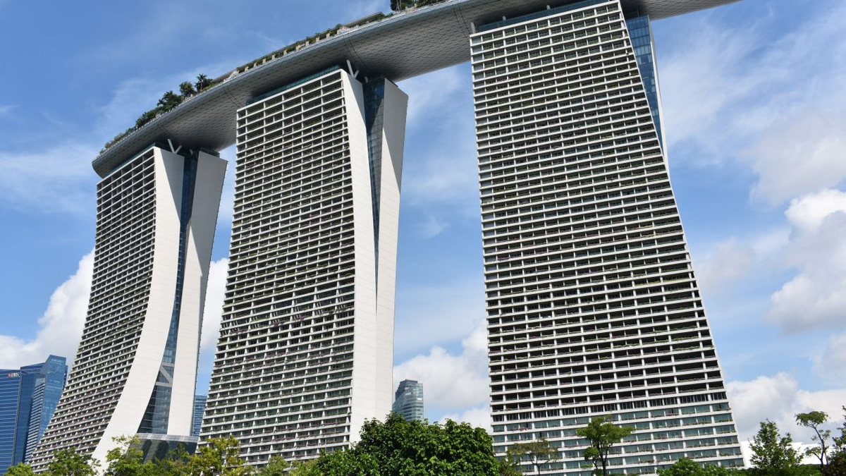 Singapore's Casino Battle: Resorts World Sentosa Fights to Match Marina Bay Sands' Dominance