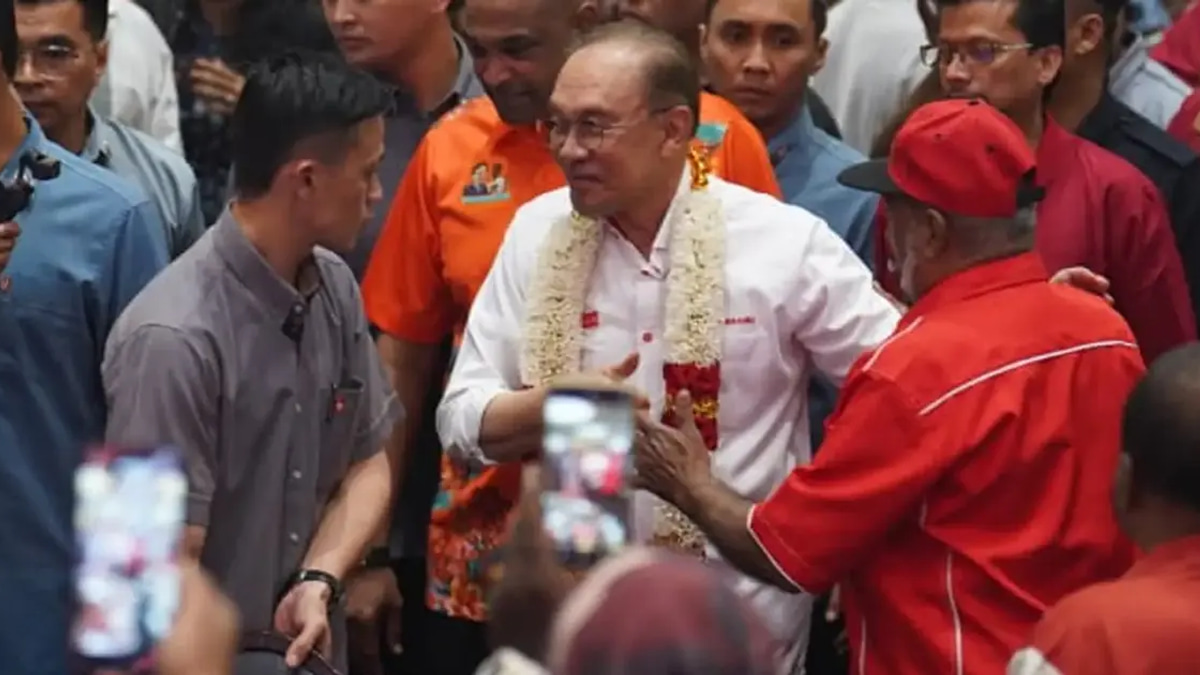 Anwar Ibrahim Takes Direct Charge of Indian Community Affairs