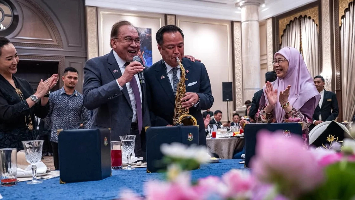 Anwar and Anutin break the ice with impromptu musical performance at Putrajaya luncheon