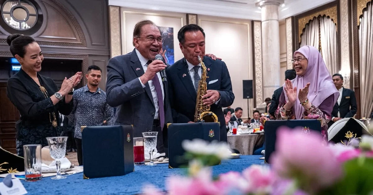 Anwar and Anutin break the ice with impromptu musical performance at Putrajaya luncheon