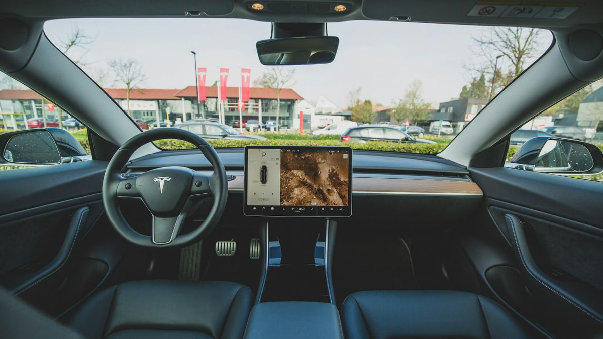 Tesla Settles Deadly Crash Lawsuit as Safety Scrutiny Over Full Self-Driving Intensifies