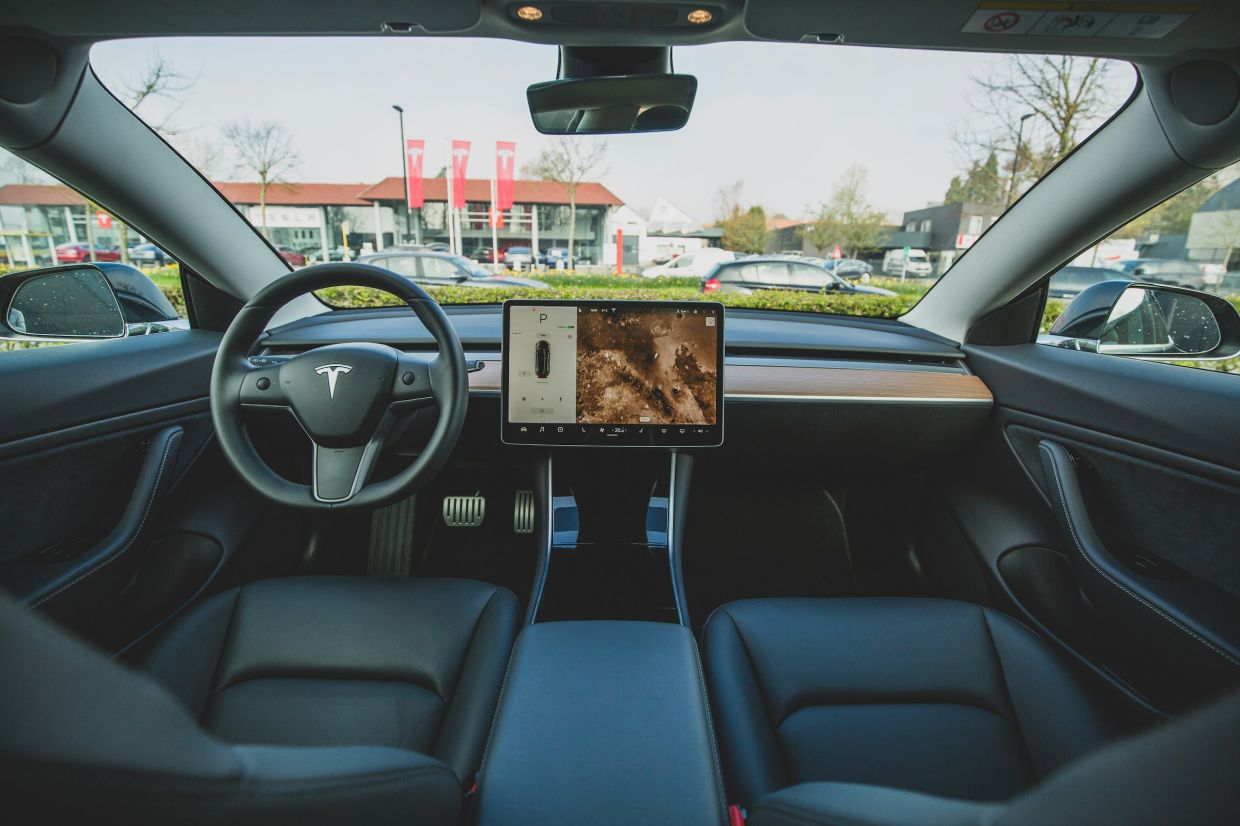 Tesla Settles Deadly Crash Lawsuit as Safety Scrutiny Over Full Self-Driving Intensifies