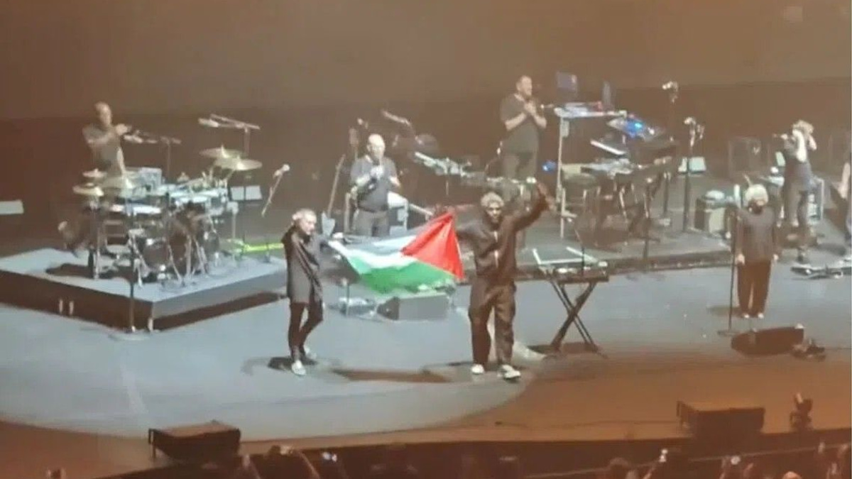 Massive Attack banned from Singapore after Palestinian flag display at concert