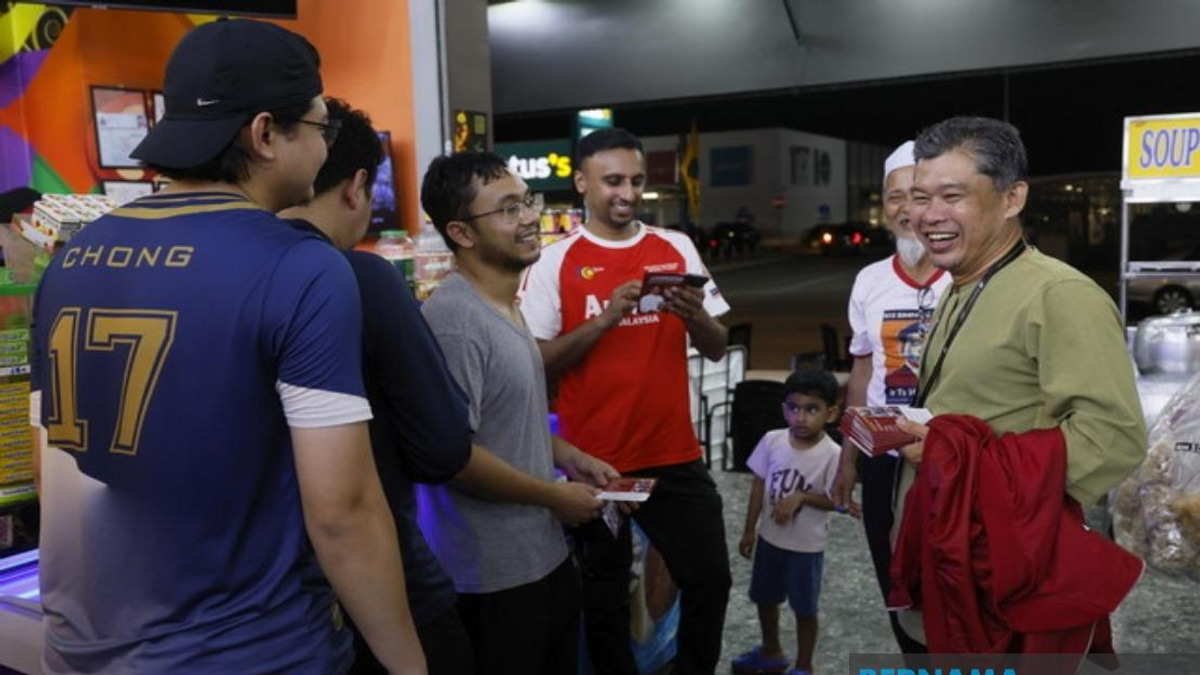 Nazri Pushes TVET Initiative to Stem Youth Exodus From Simpang Jeram in Johor Race