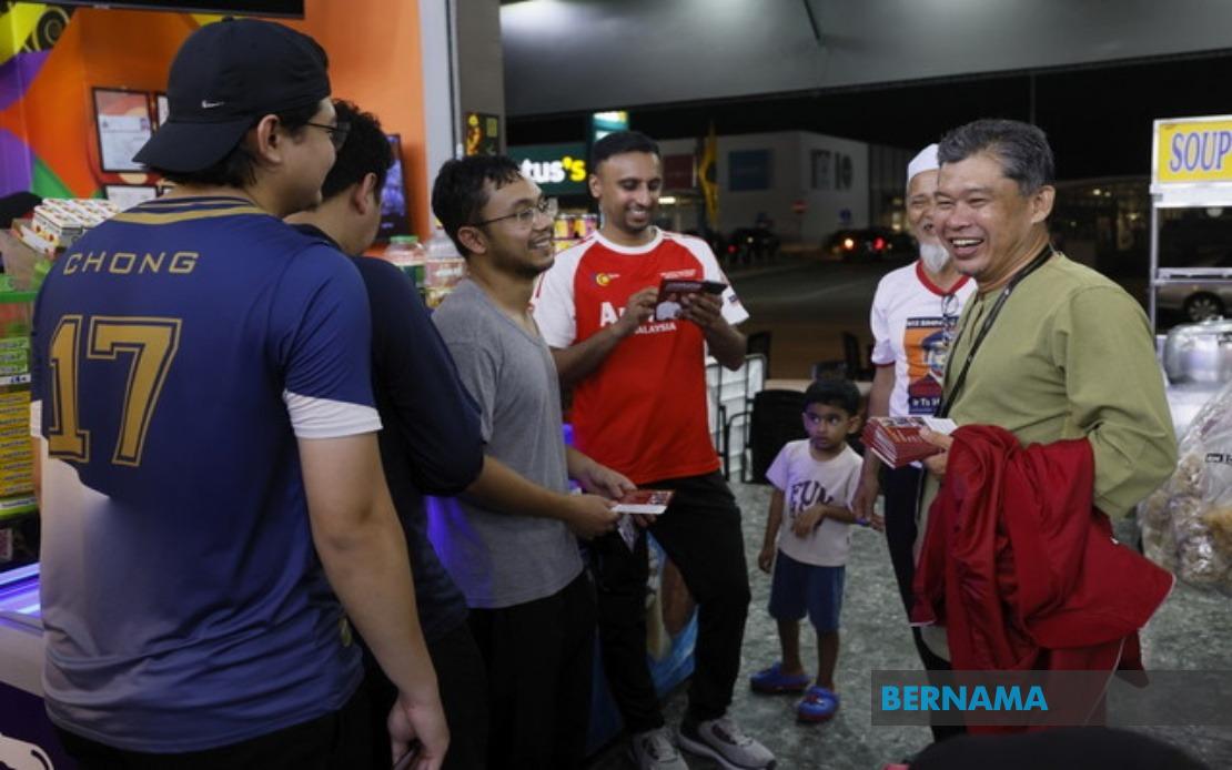 Nazri Pushes TVET Initiative to Stem Youth Exodus From Simpang Jeram in Johor Race
