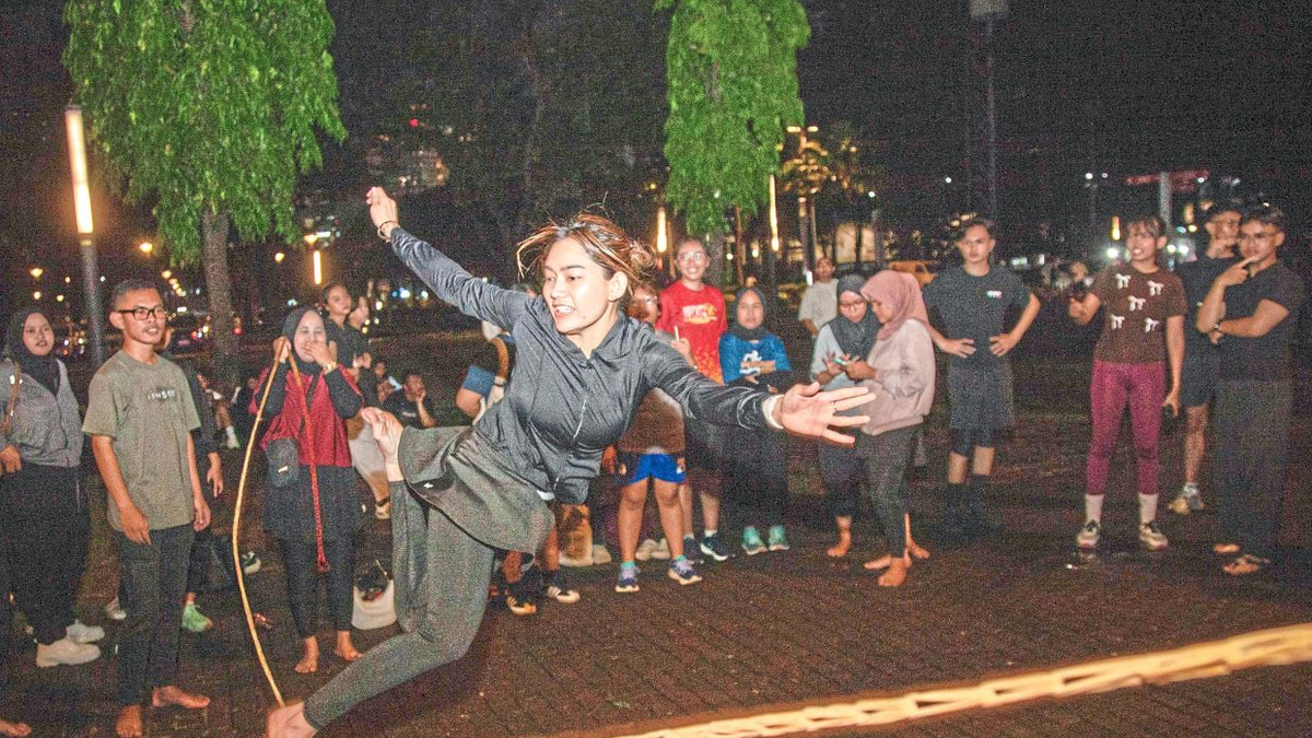 Indonesia's Burnt-out Workers Find Healing in Childhood Games