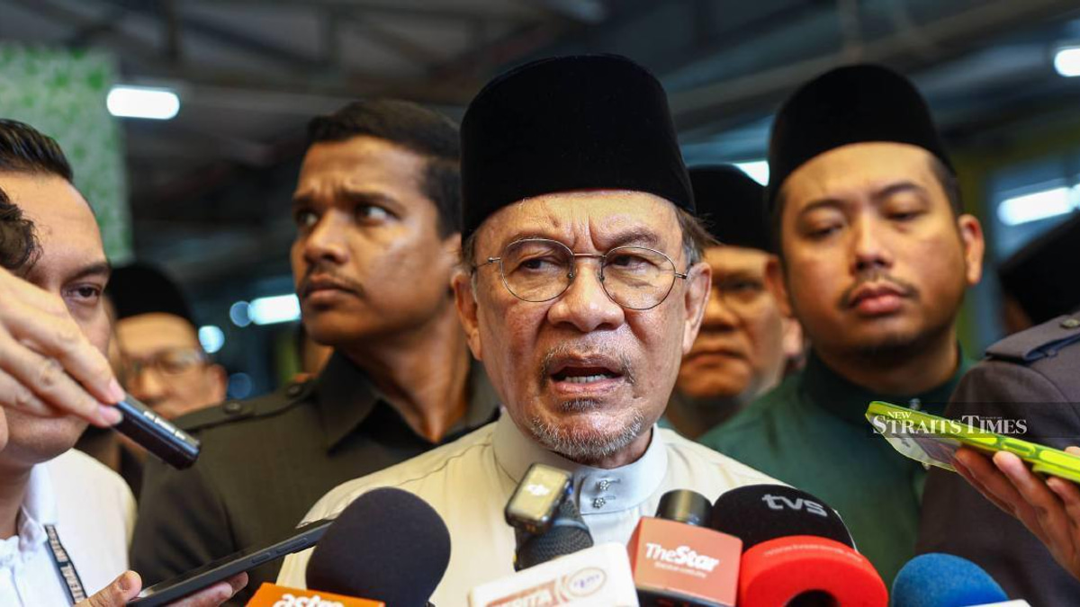 Only King Can Remove Azam Baki From NFCC Board, Anwar Says