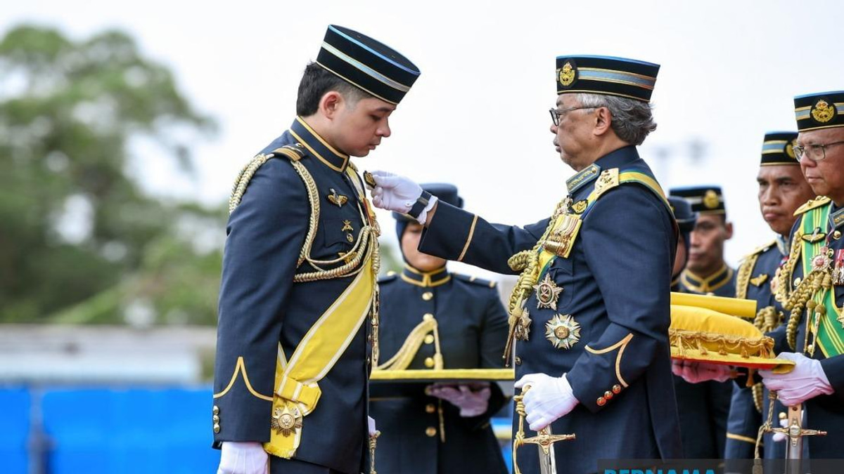 Tengku Mahkota Of Pahang Makes History As First Royal to Complete RMAF Helicopter Course