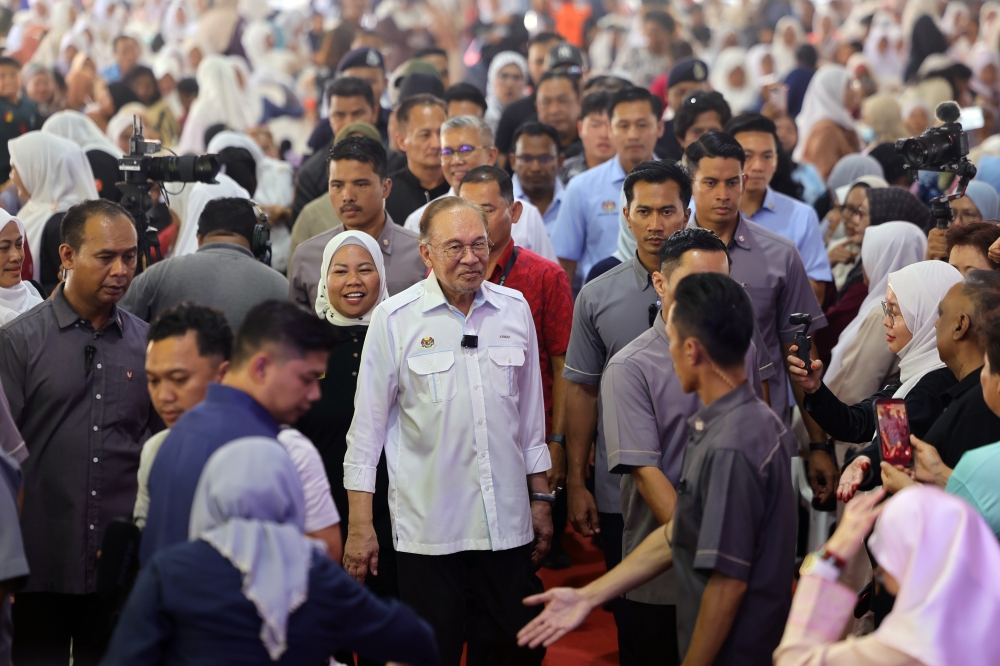 Anwar Scrutinises Tabung Haji's 13-Month Bonus as Potential Breach of Fiduciary Duty