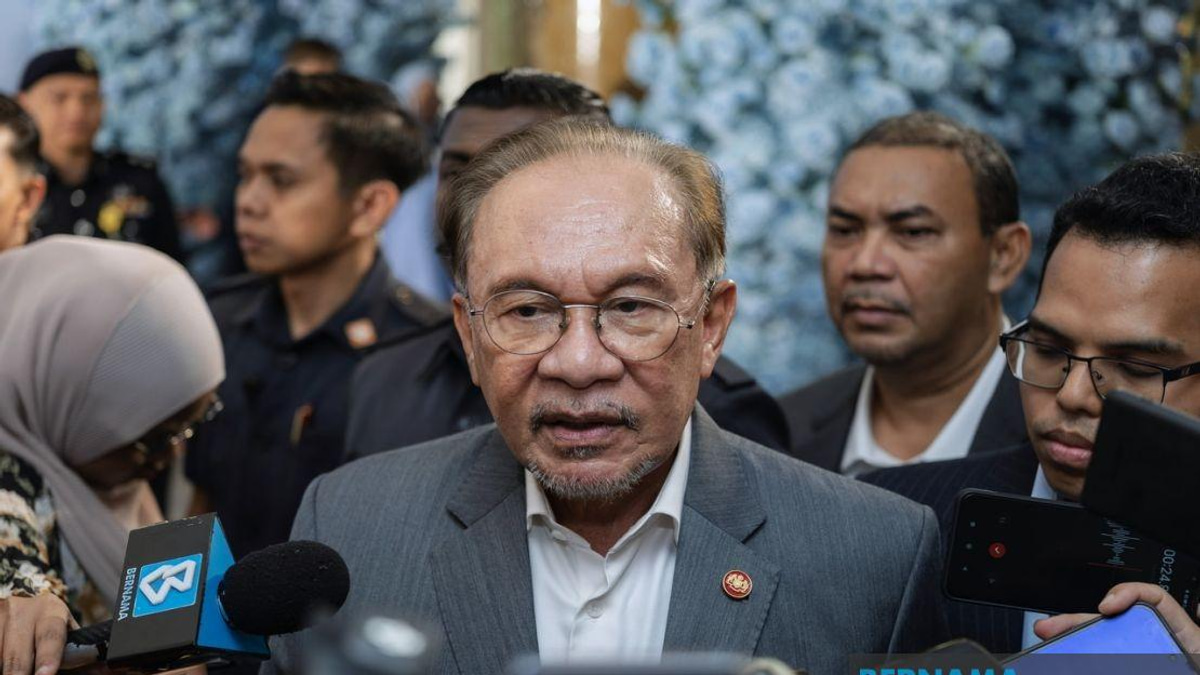 Anwar Still Awaiting Details on Four Melaka DAP Assemblymen's Exit