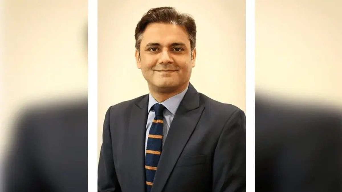 Eleven Pakistani police officers face charges after bungled raid on attorney general's residence