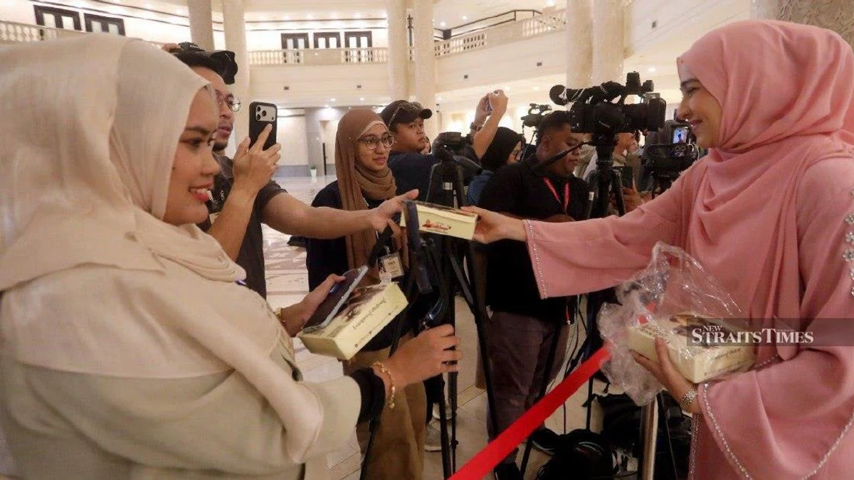 Syed Saddiq Hosts Media and Supporters with Traditional Breakfast After Court Ruling